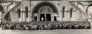 Foto di gruppo di lavoratori durante un pellegrinaggio.