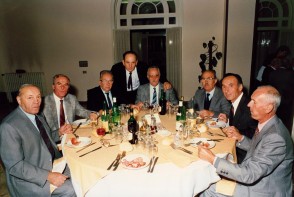 Luigi Zanotti con gli ex colleghi a un convivio nella foresteria aziendale.
