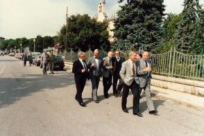 Luigi Zanotti con gli ex colleghi a passeggio lungo via Vittorio Veneto.