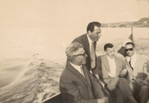 Giuseppe Merli in barca con i colleghi. 