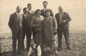 Giuseppe Merli con i colleghi in riva al mare.