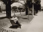 Giuseppe Merli seduto su una panchina del lungomare.
