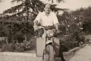 Giuseppe Pagani in sella al suo motorino.