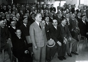 Carlo Piattica con i colleghi durante un evento aziendale.