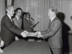 Carlo Rosti premiato per l'anzianità di servizio.