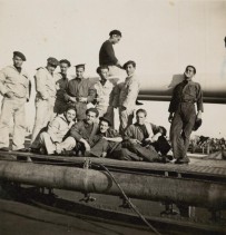 Carlo Rosti in una foto di gruppo dell'equipaggio del Regio Incrociatore Gorizia.