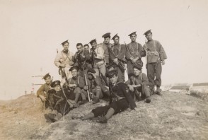 Carlo Rosti in una foto di gruppo dell'equipaggio del Regio Incrociatore Gorizia.