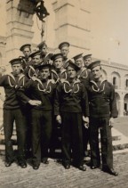 Carlo Rosti con altri marinai dell'equipaggio del Regio Incrociatore Gorizia.