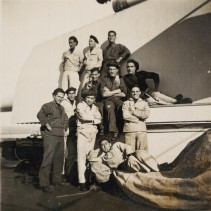 Carlo Rosti in una foto di gruppo dell'equipaggio del Regio Incrociatore Gorizia.