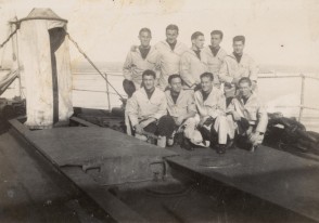 Carlo Rosti in una foto di gruppo dell'equipaggio del Regio Incrociatore Gorizia.