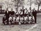 Stefano Macetti con i colleghi al torneo di calcio aziendale.