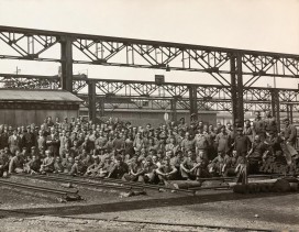 Foto di gruppo di lavoratori nello stabilimento.