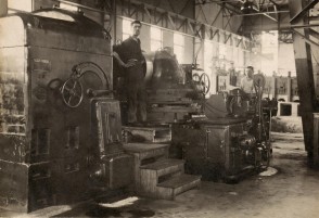 Pietro Amboni con un collega al lavoro.