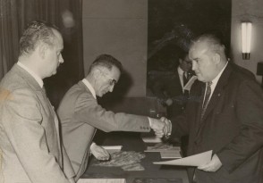 Santo Picenni premiato per l'anzianità di servizio.