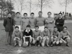 Severino Rovaris con i colleghi al torneo di calcio aziendale.