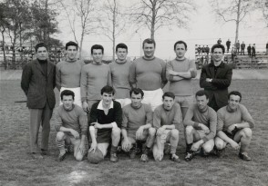 Severino Rovaris con i colleghi al torneo di calcio aziendale.