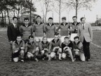 Severino Rovaris con i colleghi al torneo di calcio aziendale.