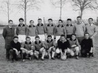 Alberto Vitali con i colleghi al torneo di calcio aziendale.