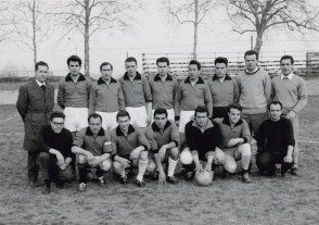 Alberto Vitali con i colleghi al torneo di calcio aziendale.