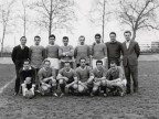 Alberto Vitali con i colleghi al torneo di calcio aziendale.