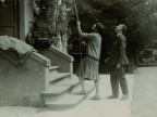 Emilio Taddei con la moglie Elina nel giardino della loro abitazione.