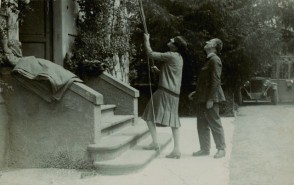 Emilio Taddei con la moglie Elina nel giardino della loro abitazione.