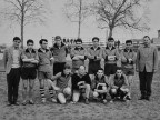 Angelo Facoetti con la squadra del reparto attrezzeria al torneo di calcio aziendale.