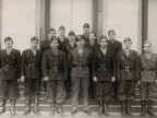 Foto di gruppo di Pietro Salvetti con i colleghi di fronte al palazzo della Direzione.