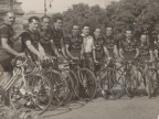 Foto di gruppo di Pietro Salvetti e di altri ciclisti del Cral aziendale durante una gara.