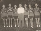 Foto di gruppo di Pietro Salvetti e altri ciclisti del Cral aziendale al velodromo.