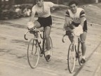 Ciclisti del Cral aziendale al giro d'onore sulla pista del velodromo.