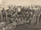 Pietro Salvetti con i ciclisti del Cral aziendale festeggiano la vittoria al velodromo.