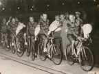 Pietro Salvetti e altri ciclisti del Cral aziendale al giro d'onore sulla pista del velodromo.