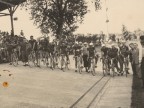 Pietro Salvetti e i ciclisti del Cral aziendale pronti per la partenza sulla pista del velodromo.