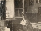 Pietro Salvetti in ufficio nella stazione del corpo dei pompieri.