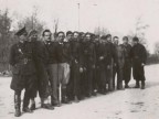 Pietro Salvetti e il corpo pompieri in servizio nello stabilimento.