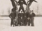 Pietro Salvetti e il corpo dei pompieri in posa acrobatica sulla neve.