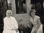 Antonia Brogni con Suor Sira alla colonia marina F. Ratti di Desio.