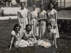 Antonia Brogni con le altre ragazze della colonia marina F. Ratti di Desio.