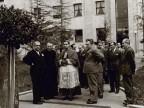 Giovanni Rossi dinanzi al palazzo della direzione durante una visita istituzionale.