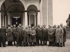 Giovanni Bonanni in una foto di gruppo davanti la chiesa di San Giuseppe.