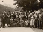 Giovanni Bonanni con la moglie in una foto di gruppo con i colleghi.