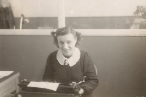 Maria Elisa Corti alla macchina da scrivere nell'ufficio paghe.