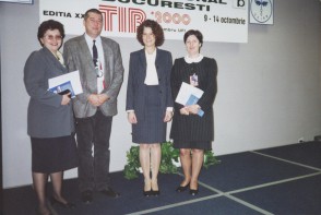 Echipa de marketing si clienti la Targul International Bucuresti. 2000