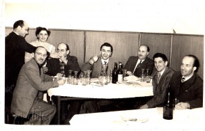 Francesco Sangalli con i colleghi in pausa pranzo nella saletta della mensa aziendale. 1953