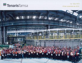 Foto di gruppo dopo la produzione del primo tubo del laminatoio FAT3.