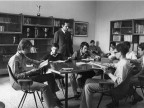 Allievi e docenti della scuola siderurgica in un momento di lettura. Anni '70