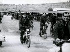 Operai di turno all'entrata dello stabilimento. Anni '60