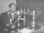 Ritratto con i premi della gara di bocce della Prima Coppa Angiolino Colombelli.
